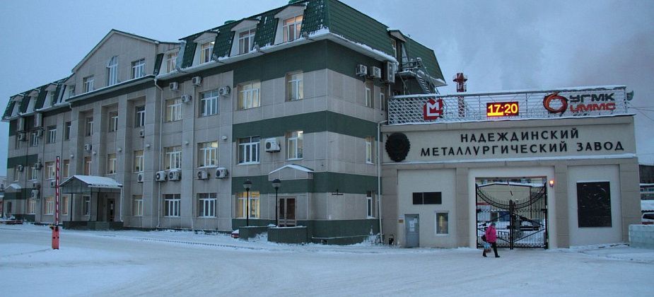 На метзаводе произошло ЧП – с крыши одного из цехов упал сотрудник подрядной организации