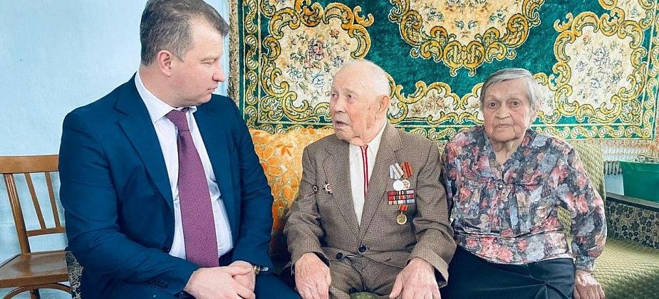 Мэр Серова Василий Сизиков подарил пенсионеру... баню