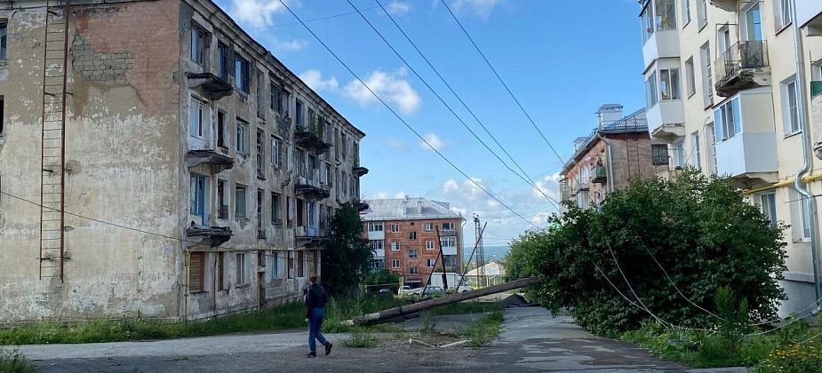 Смертью человека и поваленными столбами закончился ураган в Серове