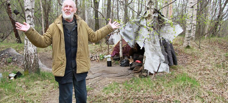 «От дураков ухожу». В Серове бездомный устал от людей и ушел жить в лес, где построил шалаш