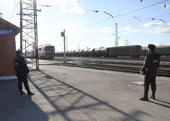 Дебошира, который ударил в лицо начальника поезда, сняли на станции Серов