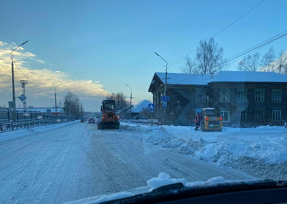 В Серове со снегом на дорогах и тротуарах борются 23 единицы техники