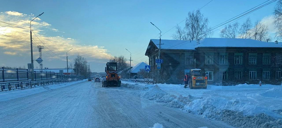 В Серове со снегом на дорогах и тротуарах борются 23 единицы техники