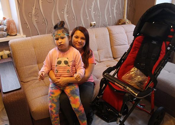 Отдел социального служения Серовской епархии подарил специальную коляску девочке с ДЦП из Краснотурьинска: "Семья будет на попечении"