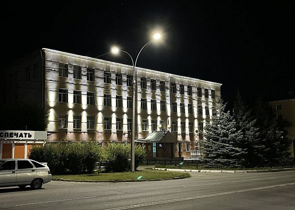 На фасаде серовской школы №20 установили подсветку