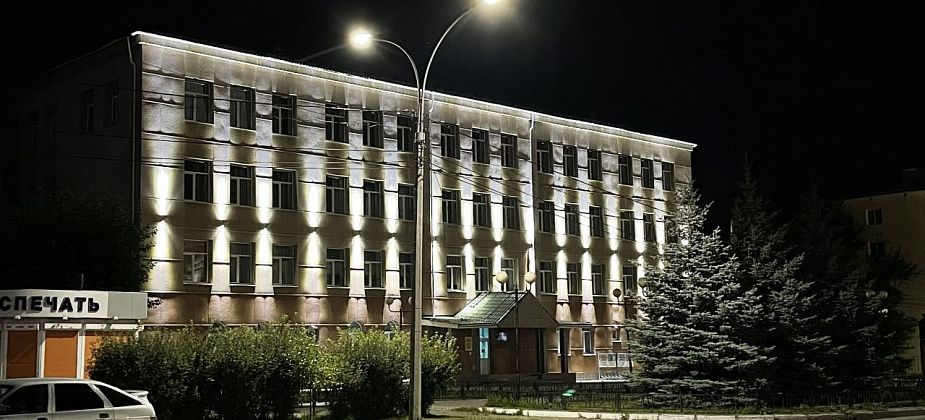 На фасаде серовской школы №20 установили подсветку