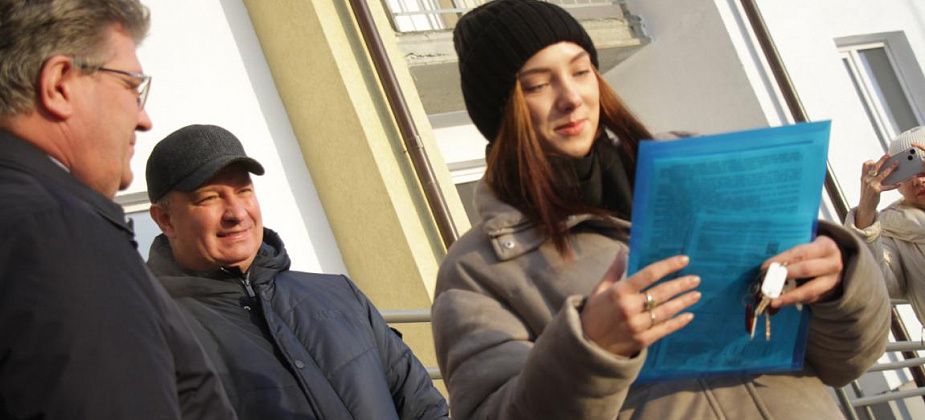 “Район нравится, квартира тоже очень-очень нравится”. Серовчанам вручили ключи от жилья в новостройке