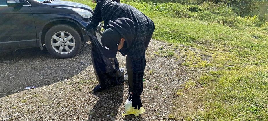 В Серове волонтеры-школьники приняли участие в акции "Чистый берег"