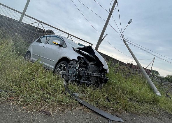 На Каквинской автоледи на иномарке врезалась в фонарный столб
