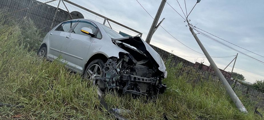 На Каквинской автоледи на иномарке врезалась в фонарный столб