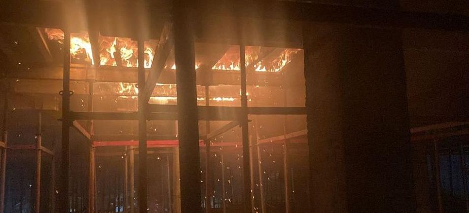 Пожар на стройплощадке детской поликлиники в Серове произошел из-за неосторожного обращения с огнем