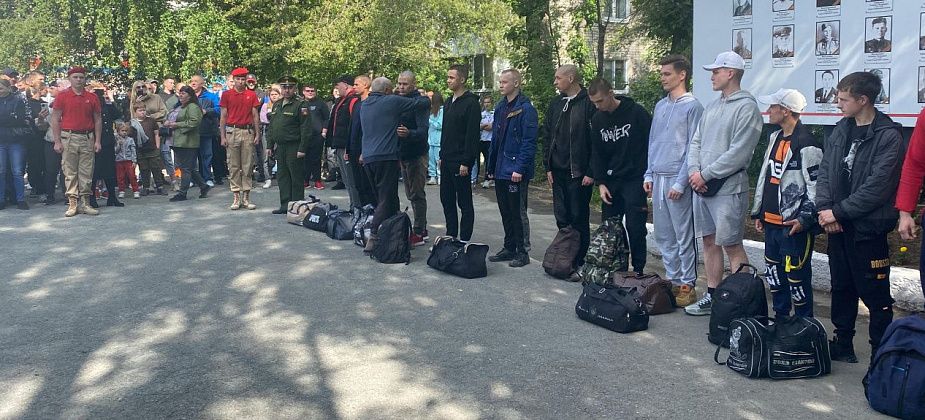 "В добрый путь, пацаны". В Серове прошла отправка в рамках  весеннего призыва