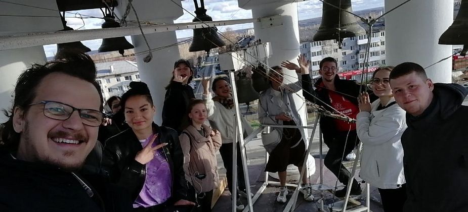 Школьники и студенты поднялись на колокольню серовского собора. Можно было позвонить в колокола 