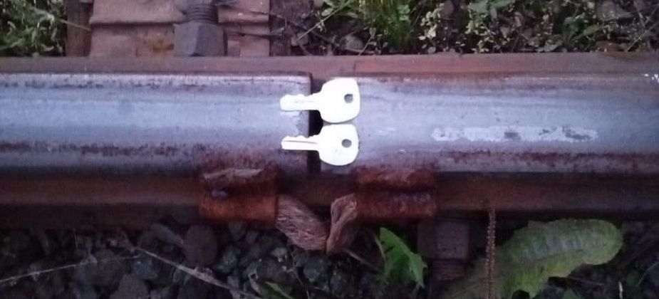 Транспортная полиция Серова привлекла к ответственности родителей, чьи дети положили ключи на рельсы