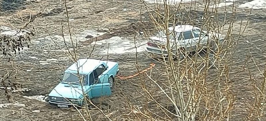 Хотел сократить дорогу, но угодил в яму... В Серове несколько человек вызволяли застрявший автомобиль