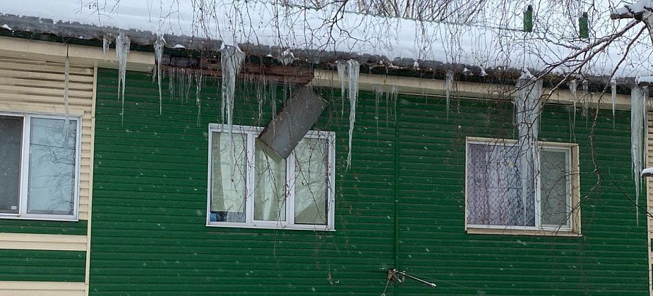 У дома в Серове повредило обшивку фасада. Виноват сошедший снег? 