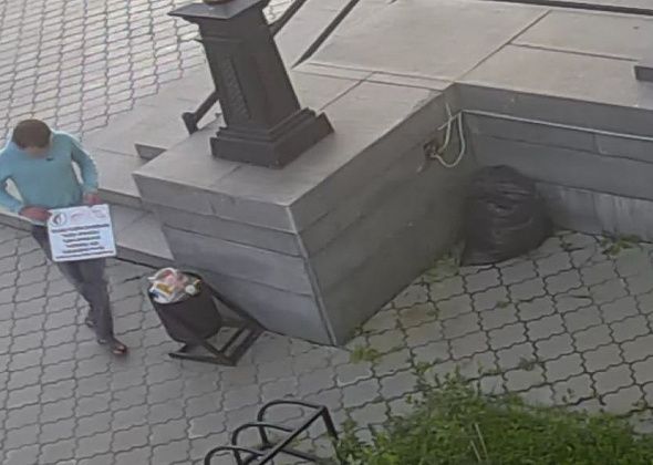 Неизвестный похитил информационную табличку с дверей собора Серова