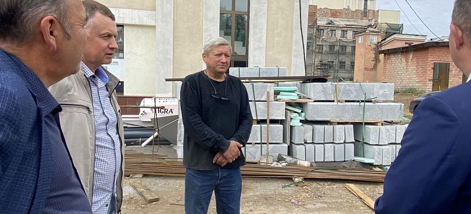 Подрядчик жалуется на нехватку рабочих рук при реконструкции фасада ДКМ