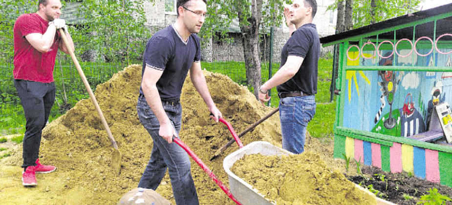 Реконструкция песочниц. В городские дворы и детские сады завезли песок для песочниц