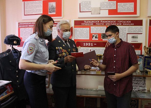 Юным серовчанам вручили паспорта, а также дипломы победителей и участников полицейских конкурсов