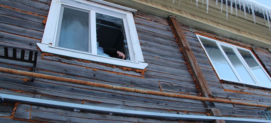 Прокуратура продолжает проверку мэрии Серова из-за аварийного дома, на который ветер обрушил столб