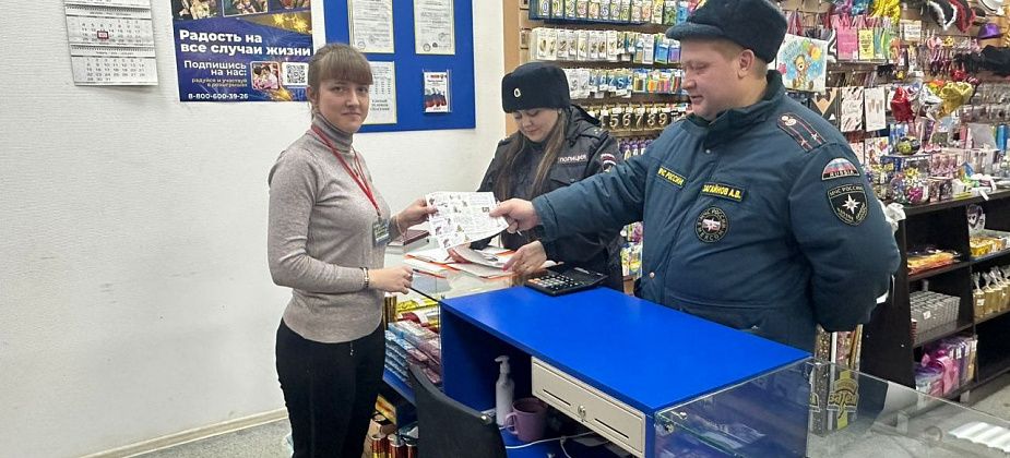 Спасатели и полиция обследуют серовские магазины пиротехники
