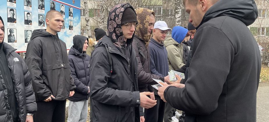 На срочную службу в армию из Серова отправили 17 призывников