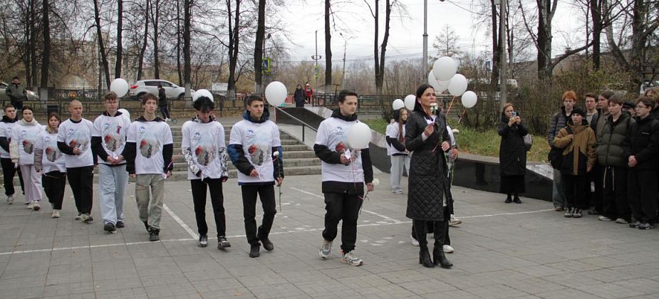 В День белых журавлей в Серове провели линейку на «Вечном огне»