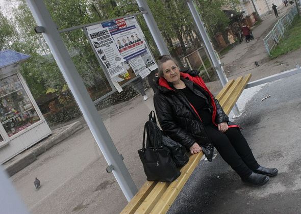 Пенсионерка из Серова переживает, что из-за перекрытия улицы ей сложно добираться до поликлиники: "Возраст, ноги больные"
