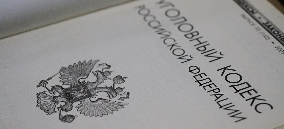 Серовчанка и двое мужчин проникли в чужую квартиру, чтобы «разобраться» с ее жителями