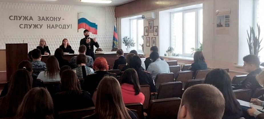 Священник поговорил с серовскими полицейскими о долге, чести, правде, ответственности, мужестве