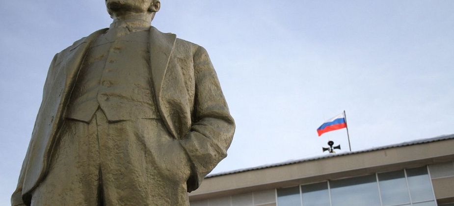 В Серове коммунисты возложили цветы к памятнику Владимиру Ленину