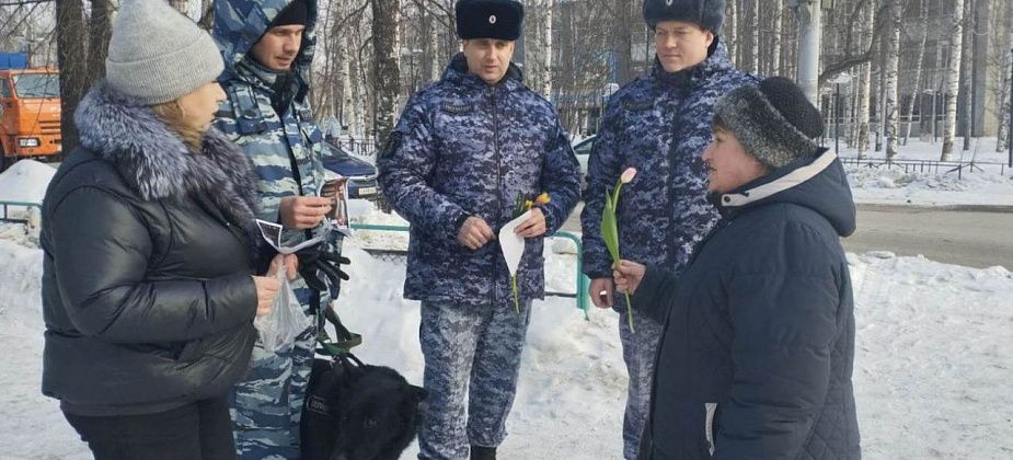Пес Оникс и полицейские поздравили серовчанок с 8 Марта