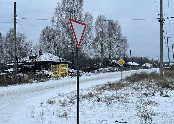 На 2-й Молочной поставили два десятка дорожных знаков, хотя люди просили сделать “лежачие” полицейские