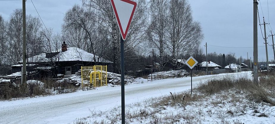 На 2-й Молочной поставили два десятка дорожных знаков, хотя люди просили сделать “лежачие” полицейские