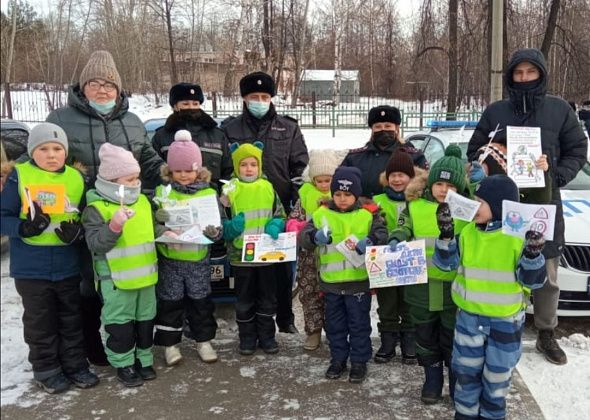 В преддверии памяти жертв ДТП инспекторы ГИБДД и детсадовцы провели в Серове акцию «Белый голубь»