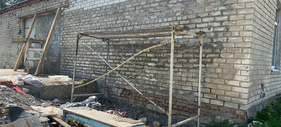 У здания морга Серовской городской больницы отремонтировали рухнувшую стену
