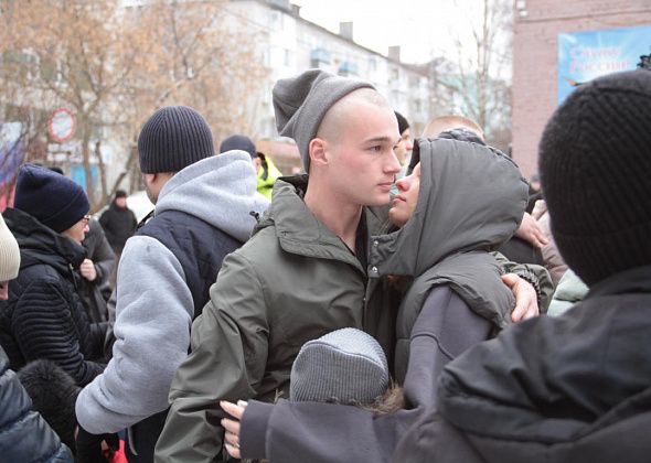 Из Серова на службу в армию проводили 17 новобранцев