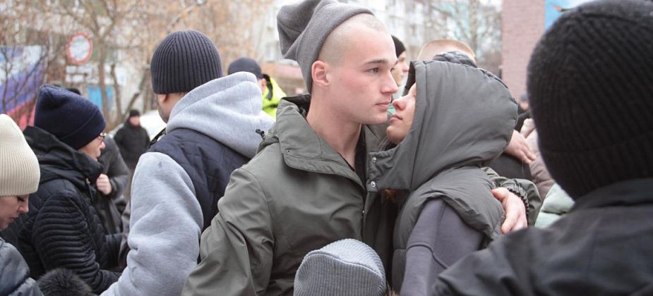 Из Серова на службу в армию проводили 17 новобранцев
