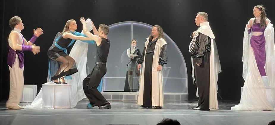 В Серовском театре драмы прошла премьера спектакля “Сон в летнюю ночь”