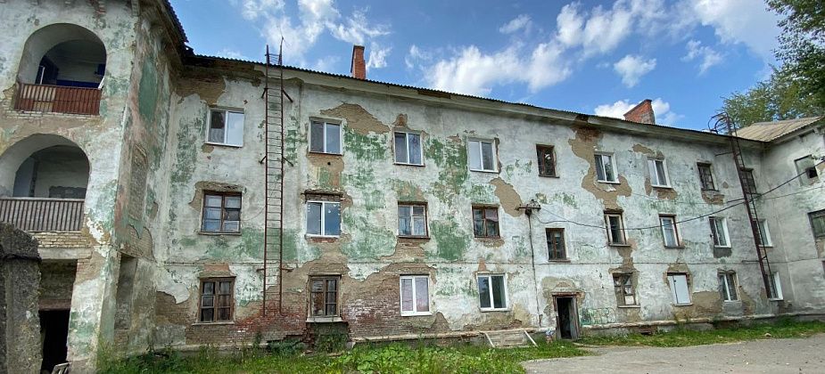 Жителям аварийного дома по улице Пристанционной обещали вернуть горячую воду