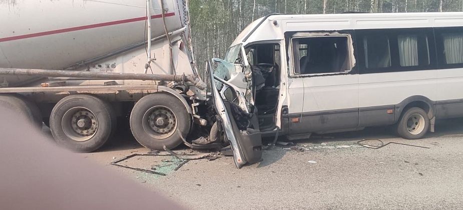 На серовском тракте из-за задымления произошло массовое ДТП. Погиб водитель "ГАЗели". Водителей просят не выезжать на автодорогу
