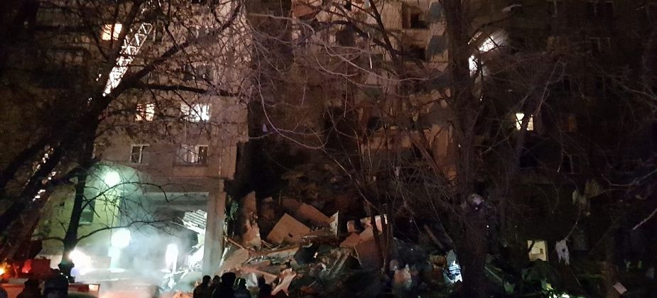 В Магнитогорске из-за взрыва газа обрушился подъезд десятиэтажки. Три человека погибли