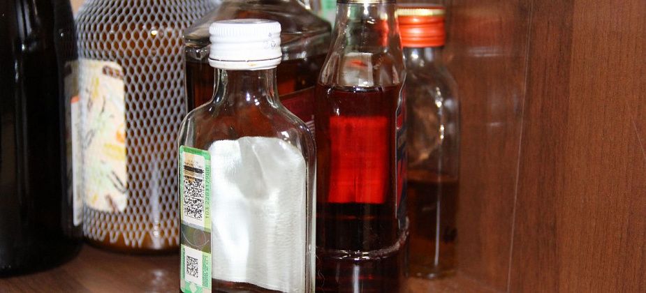 В Серовском городском округе алкоголем отравились 17 человек, 12 из них скончались