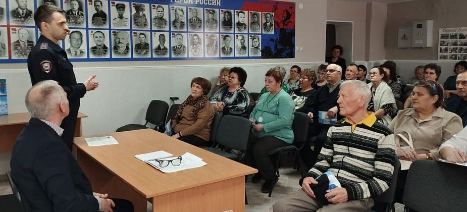 Руководитель полиции Серова рассказал лидерам ветеранских организаций города о новых способах мошенничества