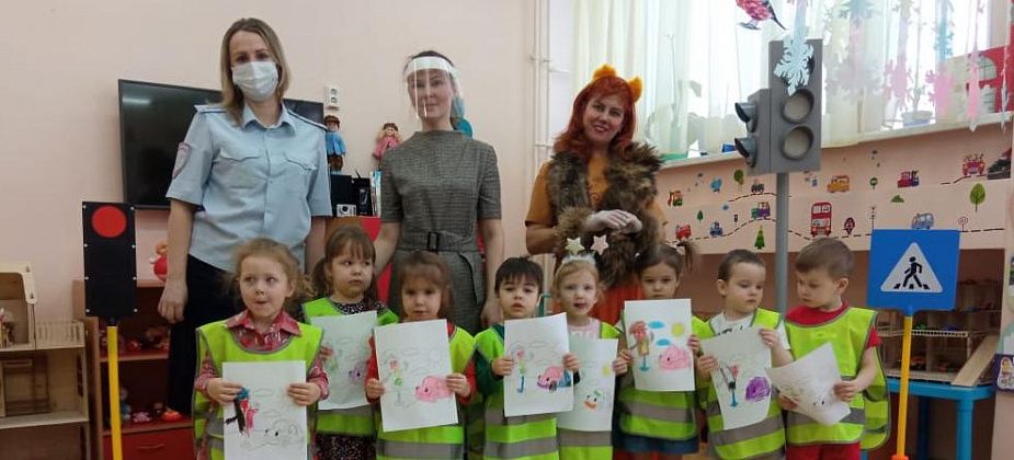 К юным серовчанам из детского сада «Тополек» пришла лисичка и изучила правила дорожного движения