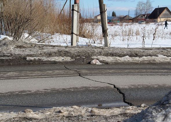 На отремонтированных в прошлом году дорогах в Серове появились глубокие трещины