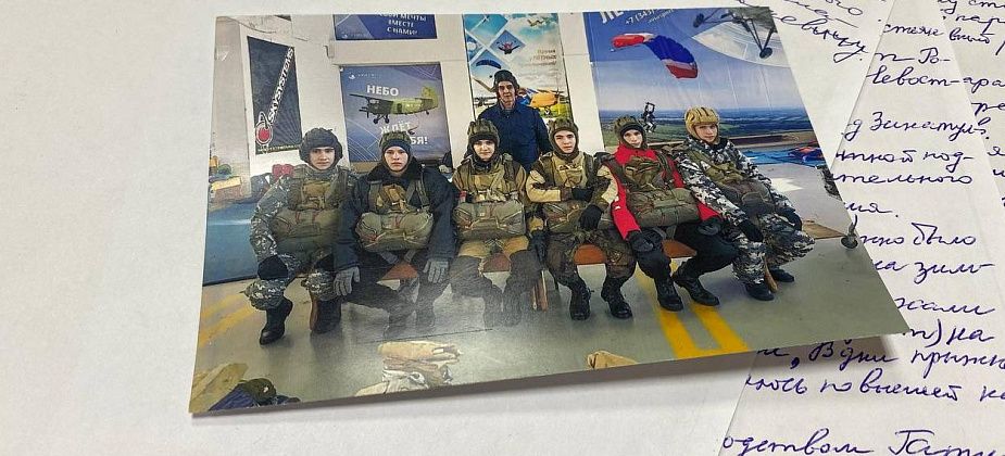"Небо покоряется смелым". Воспитанники КШИ совершили парашютные прыжки в Екатеринбурге