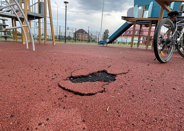На площадке в сквере по Циолковского уже порвалось резиновое покрытие. Хулиганы или плохое качество?