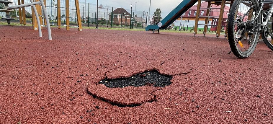 На площадке в сквере по Циолковского уже порвалось резиновое покрытие. Хулиганы или плохое качество?